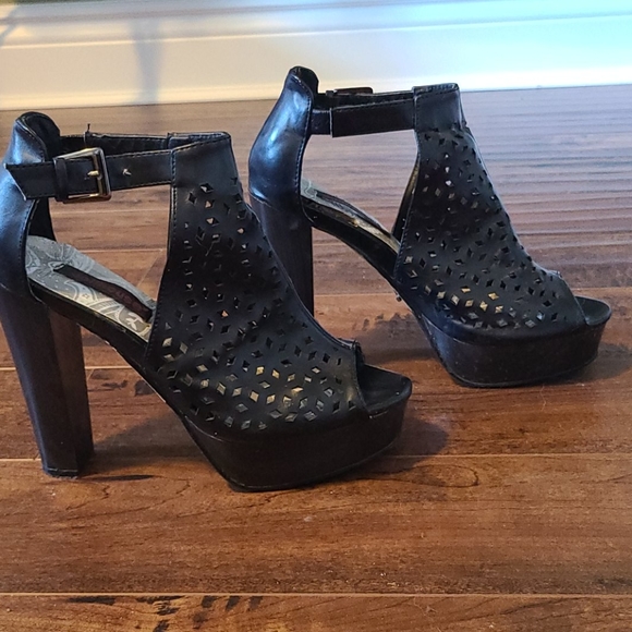 DONATED Dollhouse platform booties, 7.5 - Picture 4 of 8